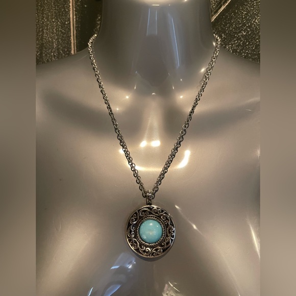 Jewelry - Turquoise pendant necklace